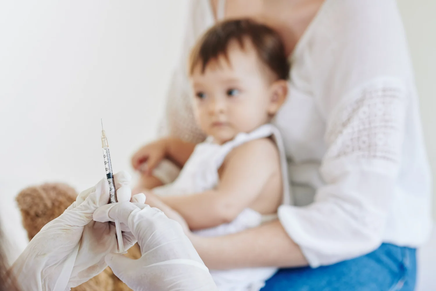 Bebê recebendo vacinas incluídas no seu calendário vacinal infantil