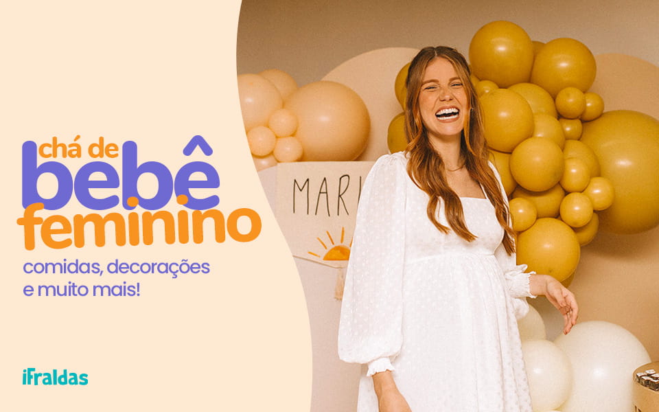 Grávida sorrindo no chá de bebê feminino da sua filha, Maria.